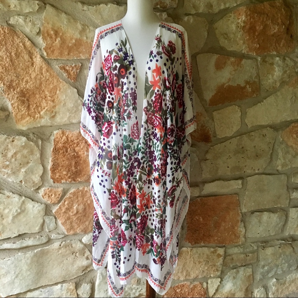 5 ⭐️ favorite! New White Floral Kimono. - Picture 4 of 6